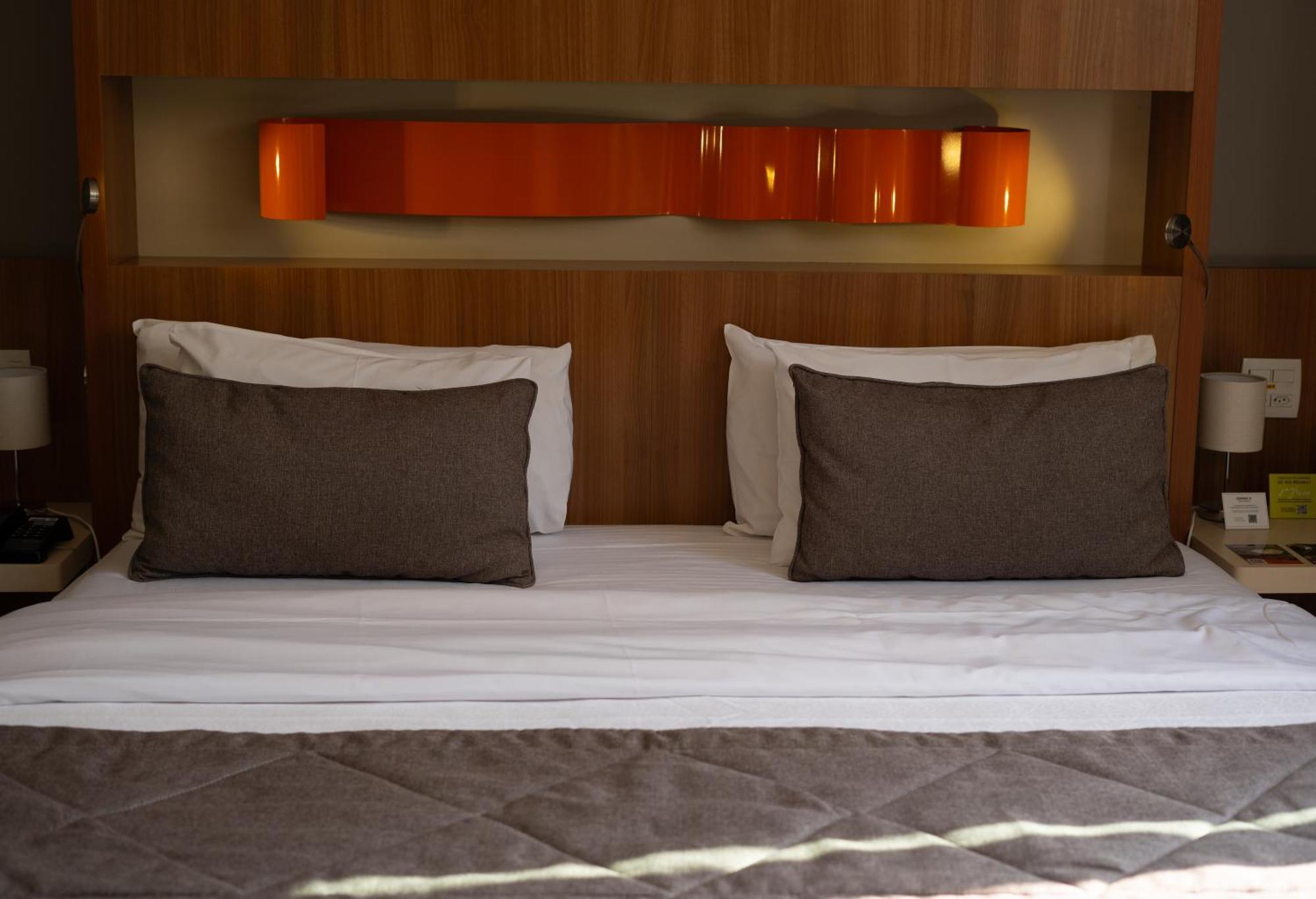 Jade Hotel Бразилия Екстериор снимка A bed with two cushions